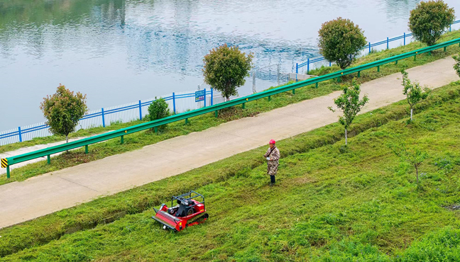 无人割草机“上岗”护渠