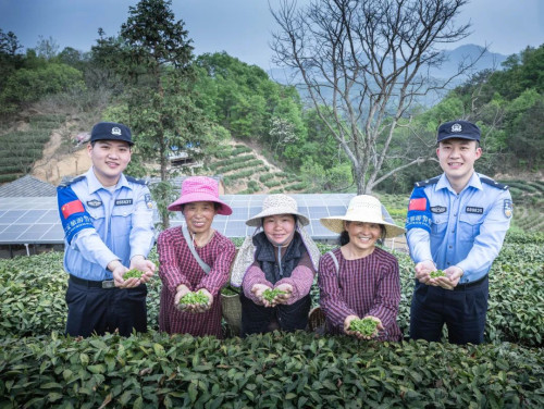 六安警方护航采茶季