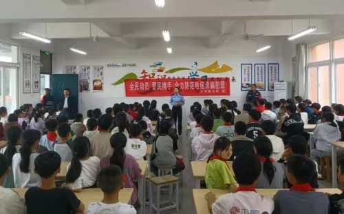 “警心”护“童心” 你的童年