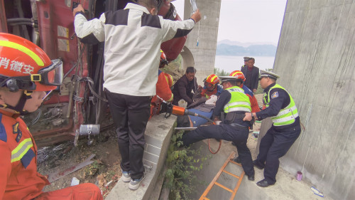 金寨县局紧急救援侧翻货车