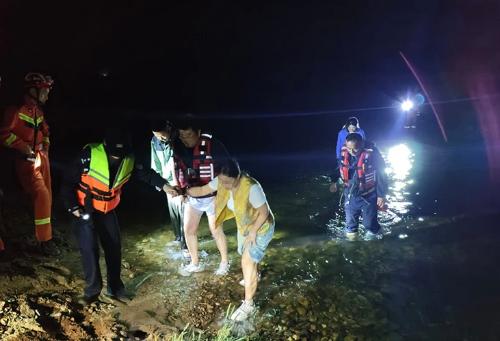 西河口派出所成功救助6名被困游客